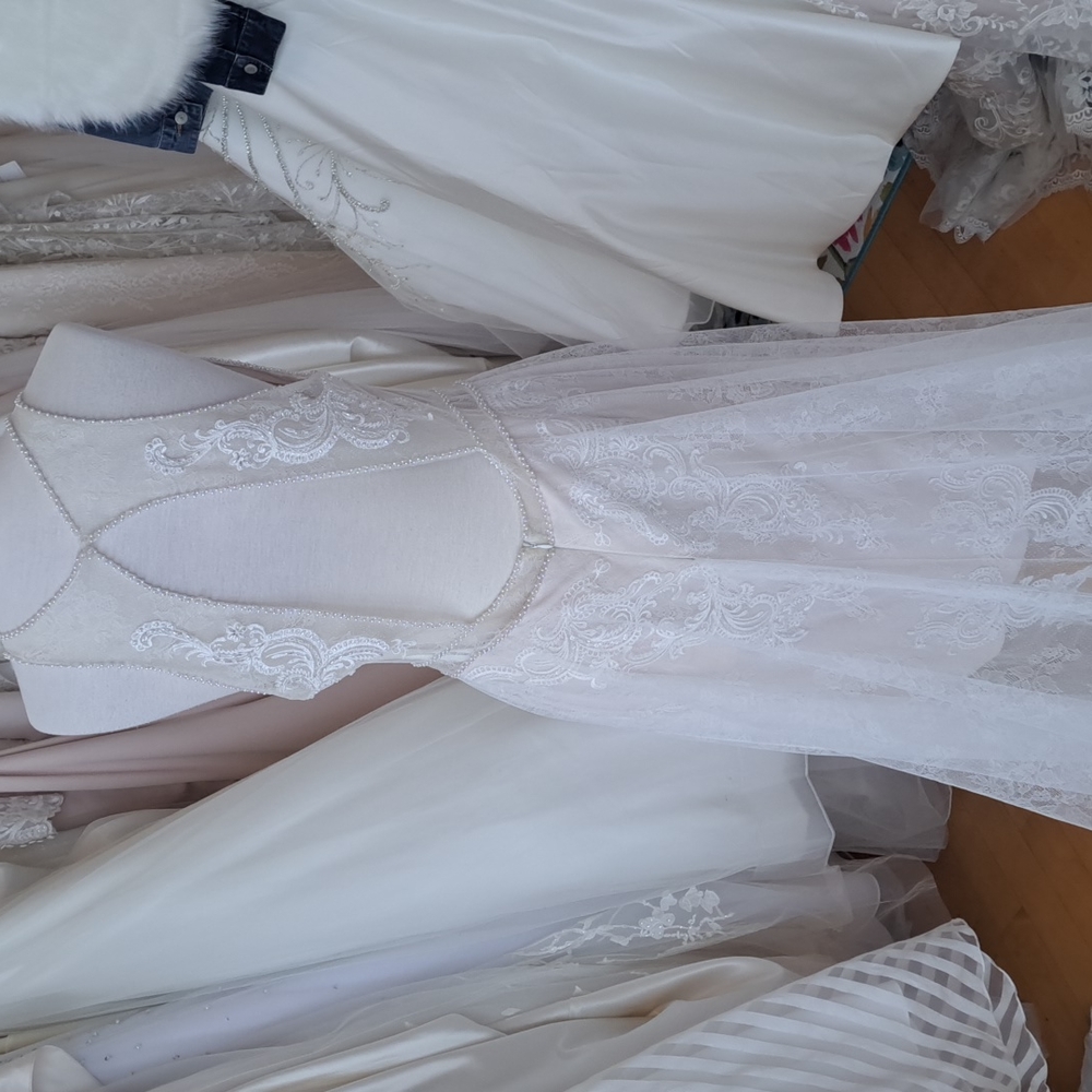Wedding dress made for the beach - Picture 6 of 8